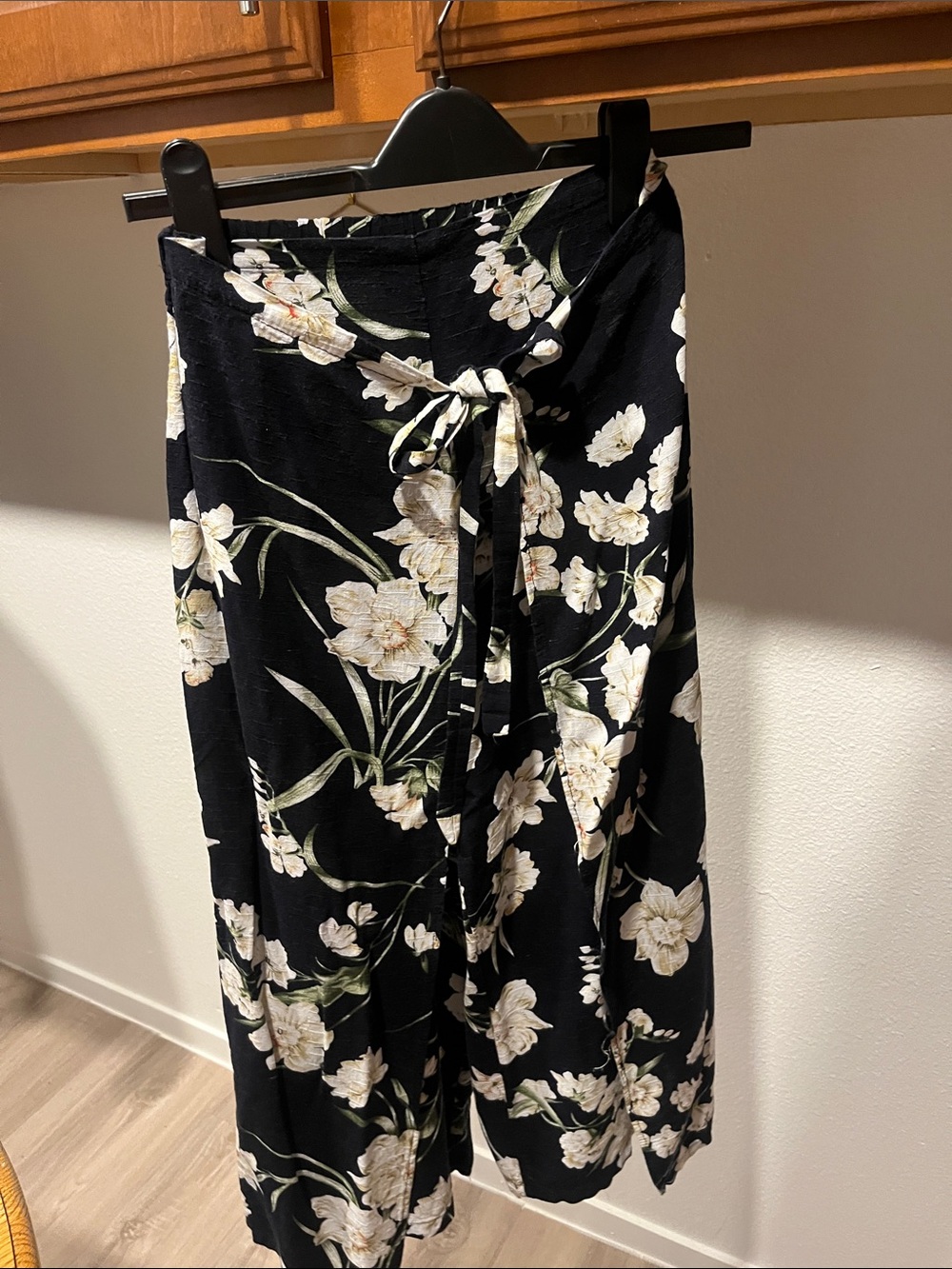 Women’s Black Floral Tie-Waist Wide-Leg wrap around pants